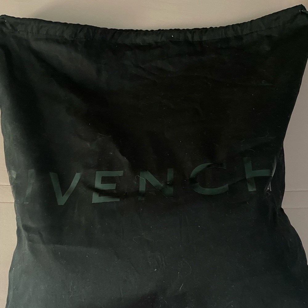 🆕 GIVENCHY Soft Calfskin Small Soft Antigon in Pearl Grey - Picture 4 of 16